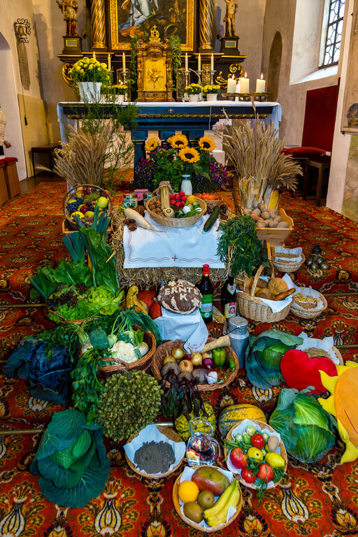 Image: _JA 24255 Erntedank in Hohenried, Erntedankaltar.jpg